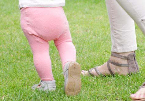 [Translate to latvian:] when babies learn to walk